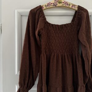 Smocked dress embroidery bruin