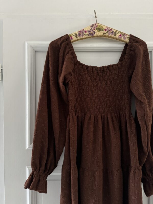Smocked dress embroidery bruin