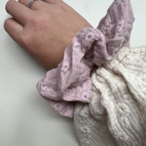 Scrunchie embroidery old pink