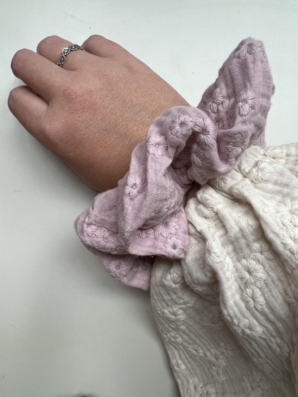 Scrunchie embroidery old pink