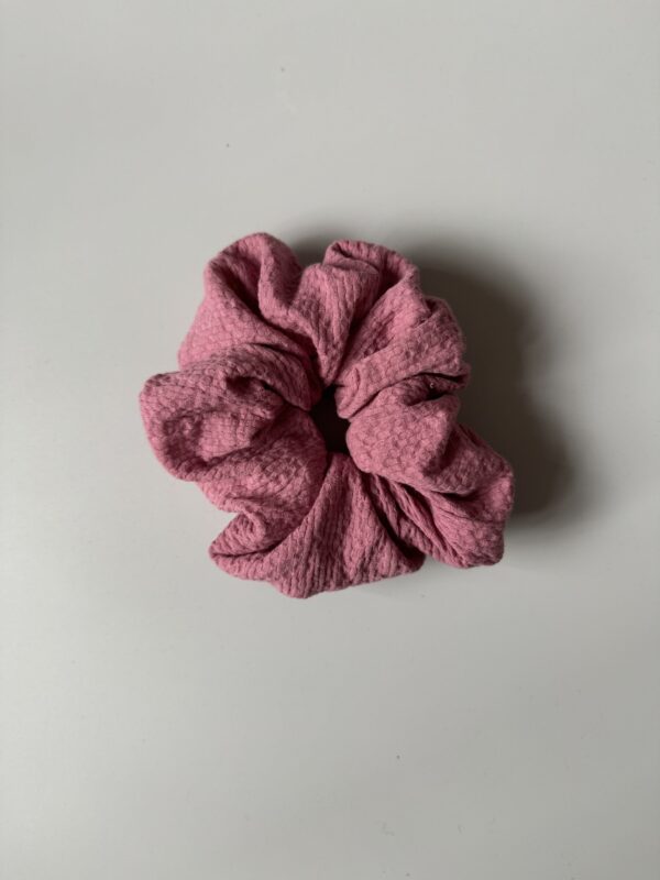 Scrunchie roze reliëf