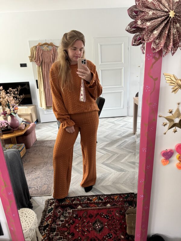 Camel knitted cable suit - Afbeelding 2