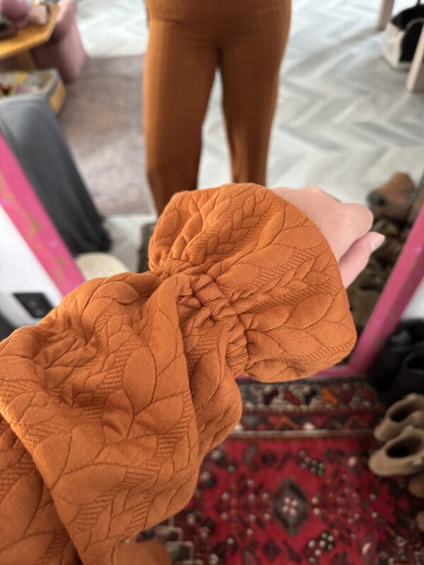 Camel knitted cable suit - Afbeelding 3