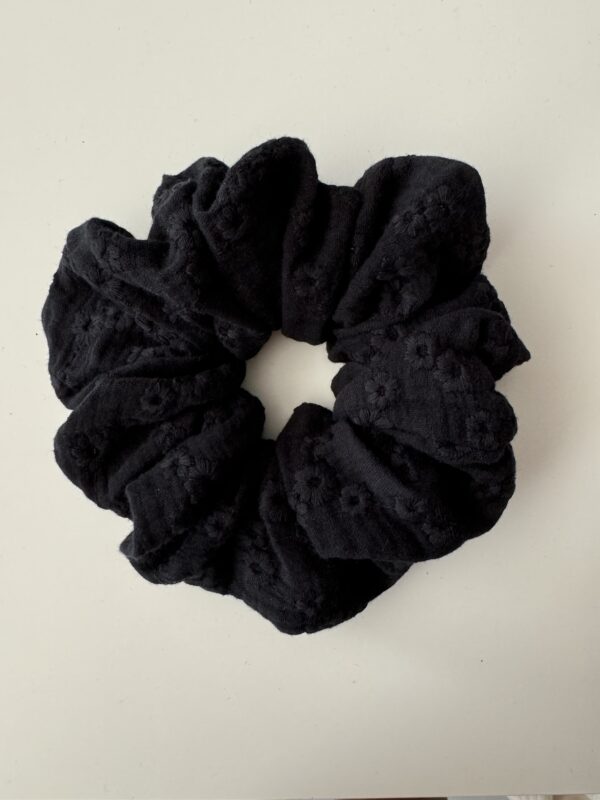 Scrunchie embroidery black