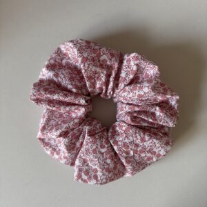 Scrunchie pink clay flowers