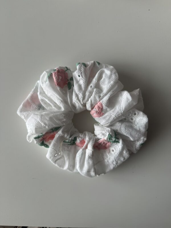 Scrunchie embroidery roses